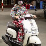 uma pessoa andando de motocicleta. ásia é parte de (pop)ulares por Ca Mila.