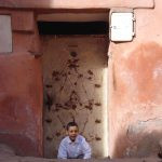 uma criança na frente de uma porta. áfrica é parte da série (pop)ulares por Ca Mila