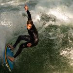 uma pessoa surfando. europa é parte de (pop)ulares por Ca Mila.
