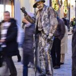 um artista de rua. europa é parte de (pop)ulares por Ca Mila.