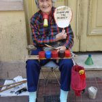uma artista de rua posando para a foto. américa é parte da série (pop)ulares por Ca Mila