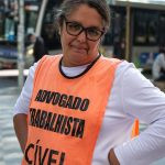 uma promotora de vendas posando para a foto. américa é parte da série (pop)ulares por Ca Mila
