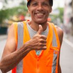 uma pessoa posando para a foto e sorrindo. américa é parte da série (pop)ulares por Ca Mila