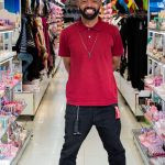 uma pessoa posando para a foto em um comércio. américa é parte da série (pop)ulares por Ca Mila