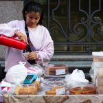 uma vendedora ambulante servindo café. américa é parte da série (pop)ulares por Ca Mila