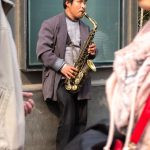 um artista de rua com seu saxofone. ásia é parte de (pop)ulares por Ca Mila