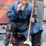 um artista de rua com seu erhu. ásia é parte de (pop)ulares por Ca Mila