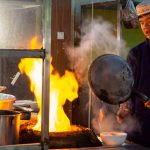 uma pessoa cozinhando. ásia é parte de (pop)ulares por Ca Mila.