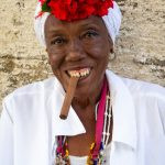 uma pessoa posando para a foto. américa é parte da série (pop)ulares por Ca Mila