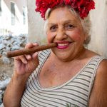 uma pessoa posando para a foto. américa é parte da série (pop)ulares por Ca Mila