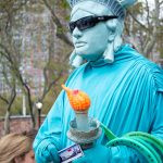 uma artista de rua vestido de Estátua da Liberdade. américa é parte da série (pop)ulares por Ca Mila