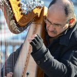 um artista de rua tocando harpa. europa é parte de (pop)ulares por Ca Mila.