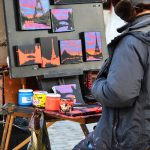um artista de rua pintando quadros. europa é parte de (pop)ulares por Ca Mila.