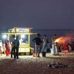 pessoas na praia perto de um local de venda de alimentos. ásia é parte de (pop)ulares por Ca Mila.