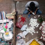 uma pessoa trabalhando com flores num mercado. ásia é parte de (pop)ulares por Ca Mila.