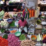 uma pessoa vendendo alimentos num mercado. ásia é parte de (pop)ulares por Ca Mila.