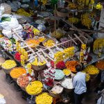 uma pessoa trabalhando com flores num mercado. ásia é parte de (pop)ulares por Ca Mila.