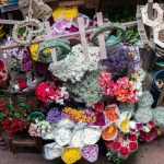 uma pessoa trabalhando com flores num mercado. ásia é parte de (pop)ulares por Ca Mila.