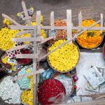 uma pessoa trabalhando com flores num mercado. ásia é parte de (pop)ulares por Ca Mila.