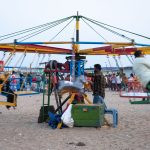 pessoas em um brinquedo na praia. ásia é parte de (pop)ulares por Ca Mila.