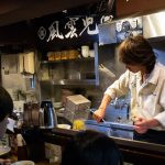 uma pessoa trabalhando num restaurante. ásia é parte de (pop)ulares por Ca Mila.