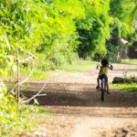uma pessoa andando de bicicleta. ásia é parte de (pop)ulares por Ca Mila.
