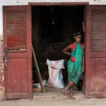 uma pessoa em uma pose de espera e olhar longe. áfrica é parte da série (pop)ulares por Ca Mila