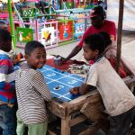 crianças brincando em um parque de diversões. áfrica é parte da série (pop)ulares por Ca Mila