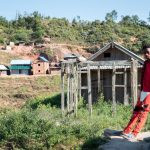 uma pessoa encostada em uma parede de concreto. áfrica é parte da série (pop)ulares por Ca Mila
