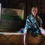 uma pessoa sentada em um sofá em sua casa. áfrica é parte da série (pop)ulares por Ca Mila