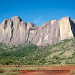 pessoas jogando futebol e montanha ao fundo. áfrica é parte da série (pop)ulares por Ca Mila