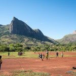 pessoas jogando futebol e montanha ao fundo. áfrica é parte da série (pop)ulares por Ca Mila