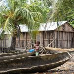 uma criança entre duas canoas. áfrica é parte da série (pop)ulares por Ca Mila