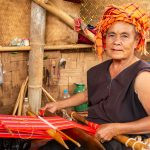 uma pessoa trabalhando em um ateliê de costura. ásia é parte de (pop)ulares por Ca Mila.
