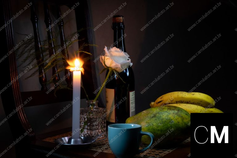 uma cadeira, uma vela, uma garrafa, uma xícara, um mamão, um cacho de bananas, uma rosa, um galho com folhas. natureza morta é parte de outras estórias por Ca Mila
