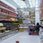 um vendedor dentro de um estabelecimento comercial. ásia é parte de (pop)ulares por Ca Mila.