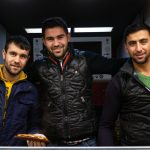 três pessoas posando para a foto. ásia é parte de (pop)ulares por Ca Mila.