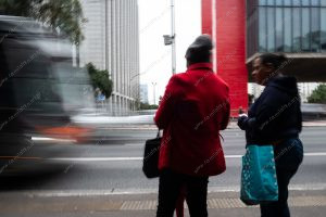 duas pessoas esperando pelo ônibus. vermelho é parte de outras estórias por Ca Mila