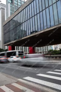 carros na rua. vermelho é parte de outras estórias por Ca Mila