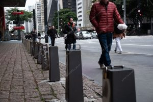 pessoas caminhando na rua. vermelho é parte de outras estórias por Ca Mila