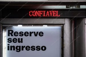 confiável. reserve seu ingresso. vermelho é parte de outras estórias por Ca Mila
