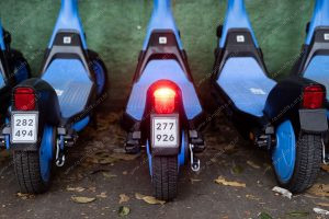 patinetes na rua. vermelho é parte de outras estórias por Ca Mila