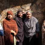 um grupo de mulheres usando hijab e fazendo pose para a foto. 1,2,3 e... é parte da série emoções por Ca Mila