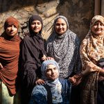 um grupo de mulheres usando hijab e fazendo pose para a foto. 1,2,3 e... é parte da série emoções por Ca Mila