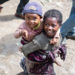 uma pessoa carregando a outra nas costas. 1,2,3 e... é parte da série emoções por Ca Mila