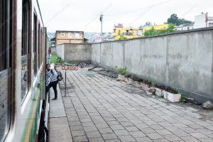 uma pessoa entrando no trem. 163 km é parte da série outras estórias por Ca Mila