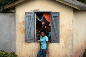 pessoas acenando da janela, enquanto outra pessoa está em pé. 163 km é parte da série outras estórias por Ca Mila