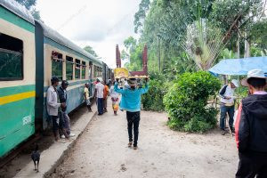 uma pessoa carregando uma mesa na estação de trem. 163 km é parte da série outras estórias por Ca Mila