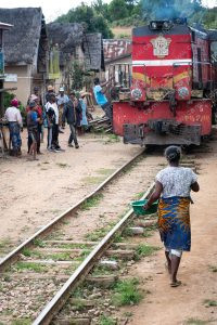 uma vendedora ambulante andando nos trilhos do trem. 163 km é parte da série outras estórias por Ca Mila