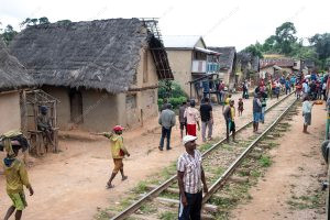pessoas andando na estação e trilhos de trem. 163 km é parte da série outras estórias por Ca Mila